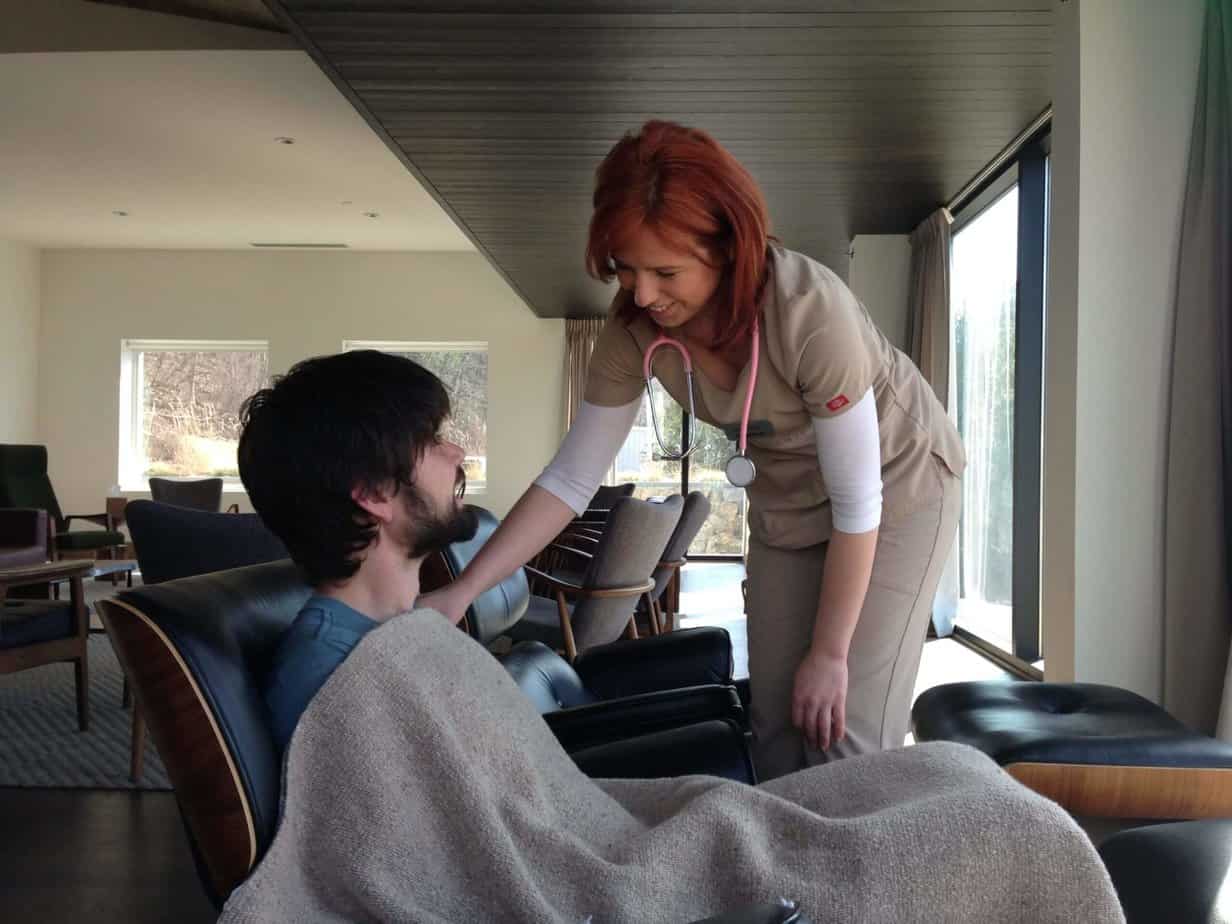 A detox nurse taking care of a patient at 2024澳洲幸运5开奖直播软件-现场记录结果 Treatment center in Connecticut.